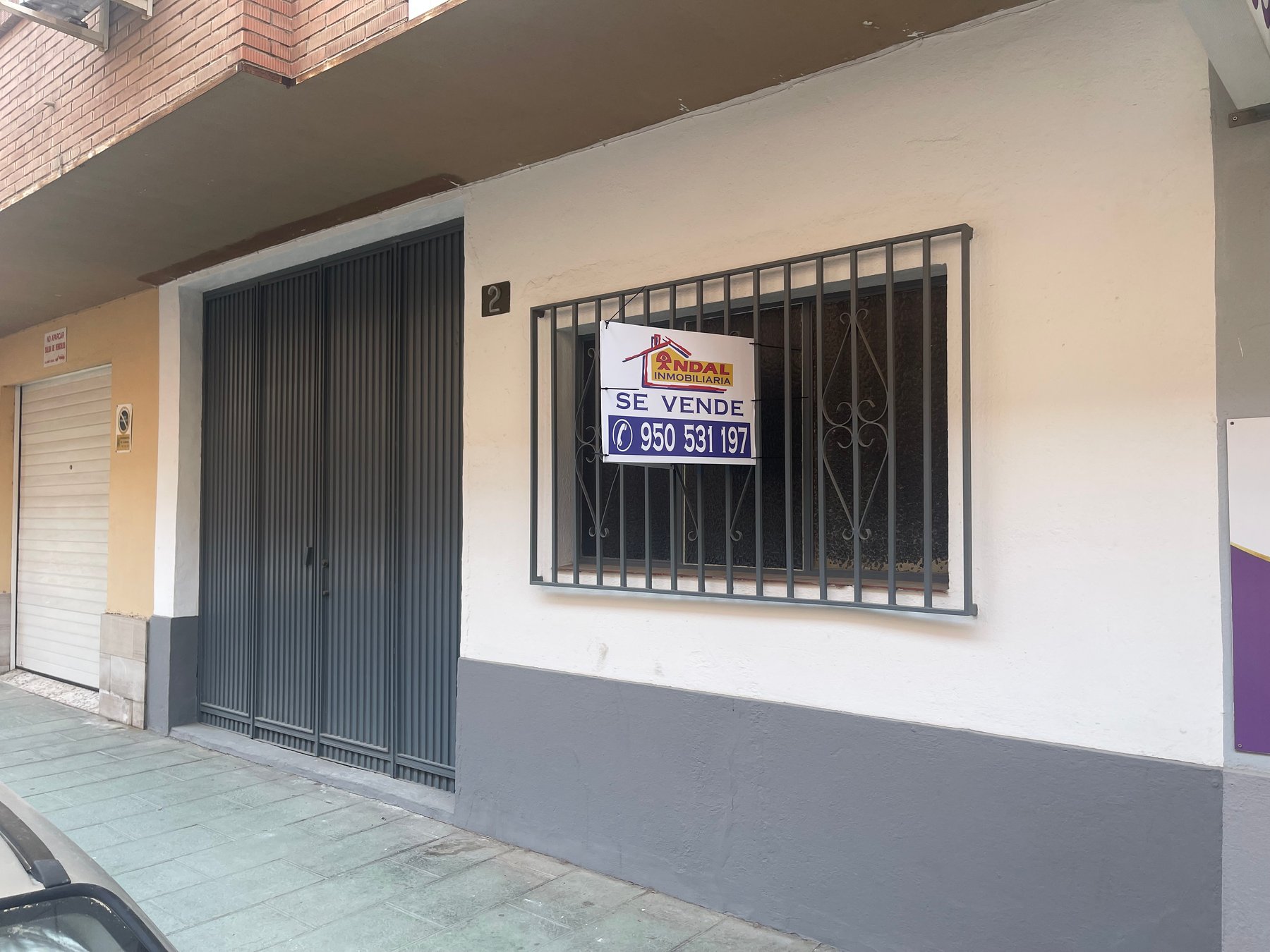 Fachada del local en venta en Nueva Andalucía, Almería